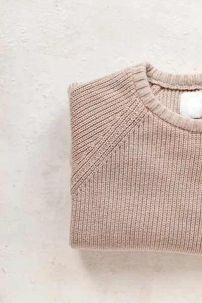 Close-up of a male vintage knitted warm sweater on a white background. Stylish beige cozy knit sweater. New seasonal collection of men's clothing from wool. Casual style. — Stock Photo, Image