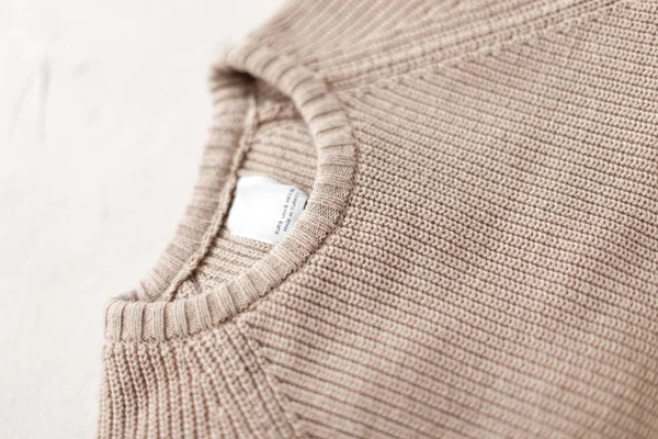 Primer plano de un suéter suave cálido de punto de moda masculino sobre un fondo blanco. Elegante suéter de punto beige. Nueva colección de ropa de hombre — Foto de Stock