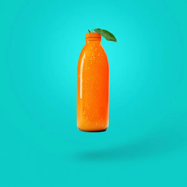 Frischer Orangensaft in einer Flasche auf blauem Hintergrund. natürliche Orangenflasche mit einem Blatt. kreatives gesundes Produkt. Sommerkonzept — Stockfoto