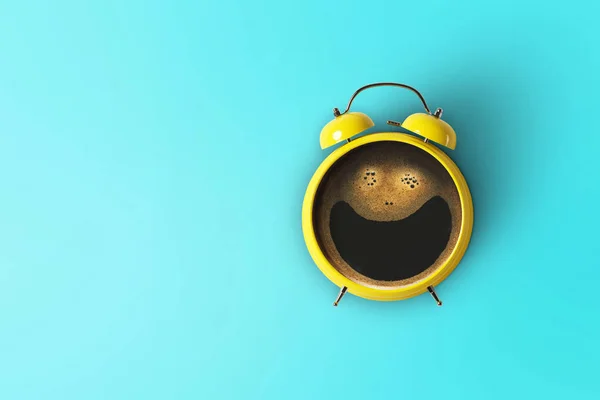 Café creativo con una sonrisa y un despertador amarillo sobre un fondo azul. Concepto idea de un feliz despertar en la mañana. Comienzo de un día exitoso. Vista superior —  Fotos de Stock