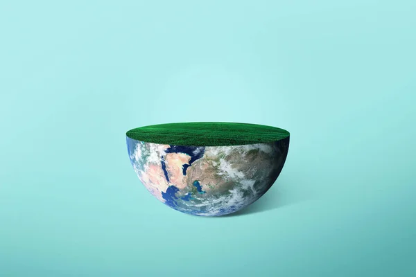 Половина планеты Земля с травой на зеленом фоне. Концепция экологии планеты. Творческая идея — стоковое фото