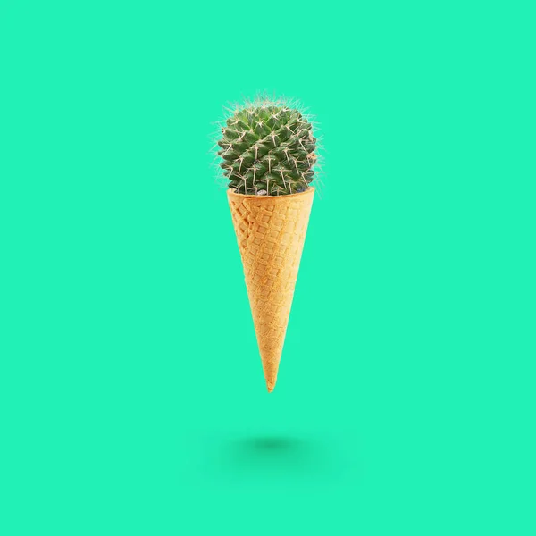 Tvůrčí kaktusová zmrzlina. Kaktus v kuželu vafle na zeleném pozadí. — Stock fotografie