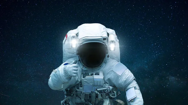 Raumfahrer im offenen Raum mit Hand zeigt wie. Astronaut reist vor Sternenhintergrund ins All. — Stockfoto