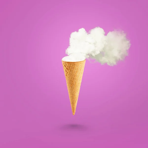 Cone de sorvete e fumaça branca no fundo rosa pastel. Deitado. Conceito de aquecimento global . — Fotografia de Stock