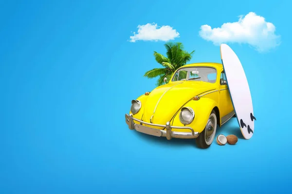 Concepto vacaciones de verano. Coche amarillo vintage con palmeras y tabla de surf sobre fondo azul . — Foto de Stock