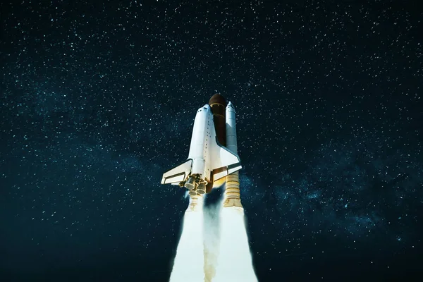 Kosmiczna rakieta startuje w gwiaździstym niebie. Statek kosmiczny odpala — Zdjęcie stockowe