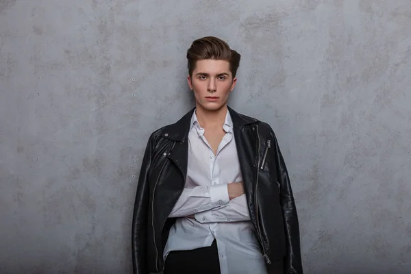 Seksownie Atrakcyjny Model Młodego Mężczyzny Modnej Skórzanej Czarnej Kurtce Eleganckiej — Zdjęcie stockowe