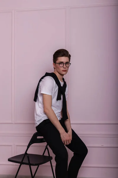 Modelo Hombre Joven Moda Gafas Moda Con Peinado Una Camiseta — Foto de Stock