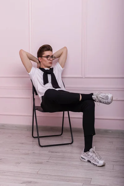 Détendez Vous Élégant Jeune Homme Hipster Dans Des Lunettes Mode — Photo