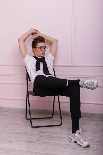 Joli Jeune Homme Hipster Lunettes Dans Des Vêtements Mode Chaussures — Photo