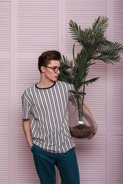 Okouzlující Stylový Mladý Muž Módní Model Módním Pruhovaném Tričku Džínách — Stock fotografie