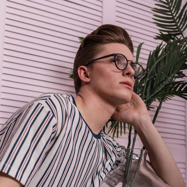 Elegante Atraente Jovem Hipster Masculino Uma Camiseta Listrada Vintage Óculos — Fotografia de Stock