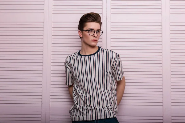 Элегантный Серьезный Молодой Человек Хипстер Модных Очках Прической Модной Полосатой — стоковое фото