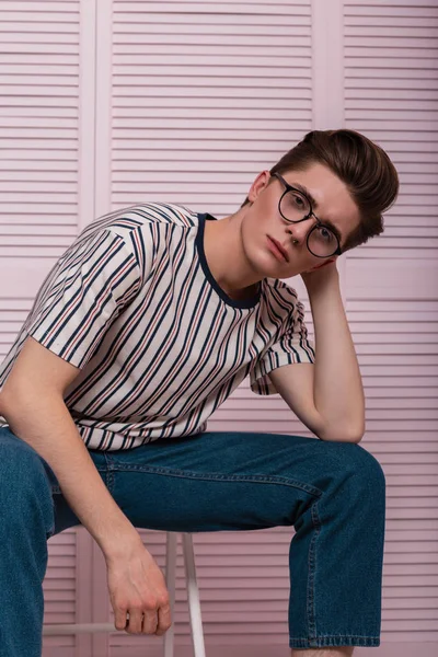 Jeune Homme Américain Hipster Dans Des Lunettes Mode Dans Shirt — Photo