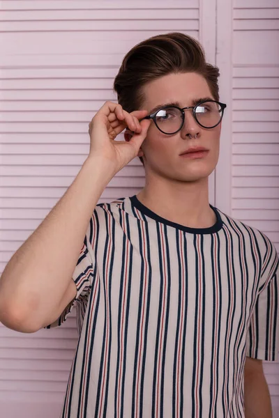Sexy Pohledný Mladý Muž Model Narovnává Retro Brýle Dívá Kamery — Stock fotografie
