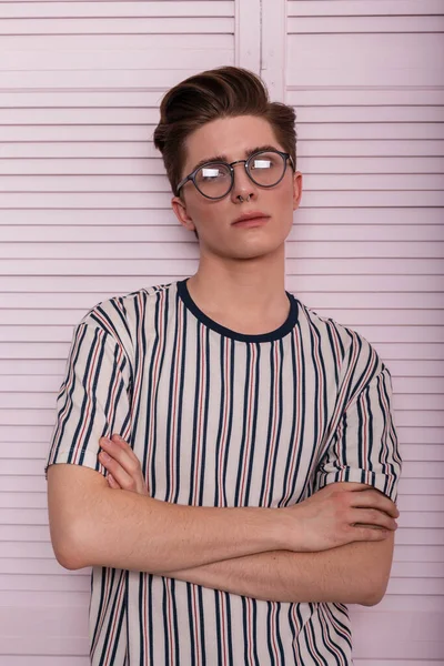 Studiový Portrét Seriózního Mladíka Piercing Módních Brýlích Stylovém Pruhovaném Tričku — Stock fotografie