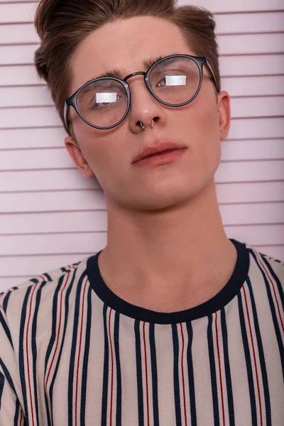 Retrato Jovem Hipster Masculino Atraente Com Pele Limpa Saudável Óculos — Fotografia de Stock