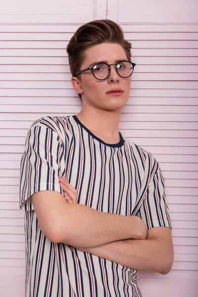 Stylový Mladý Muž Hipster Módních Brýlích Účesem Módním Pruhovaném Tričku — Stock fotografie