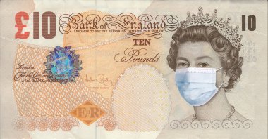 Kraliçe Elizabeth 'le İngiliz sterlini, tıbbi bir maske takıyor. Coronovirus COVID-19 pandemik konsept. Ekonominin dünya ekonomik krizi. Corona virüsü salgınından etkilenen ekonomi ve finans piyasaları