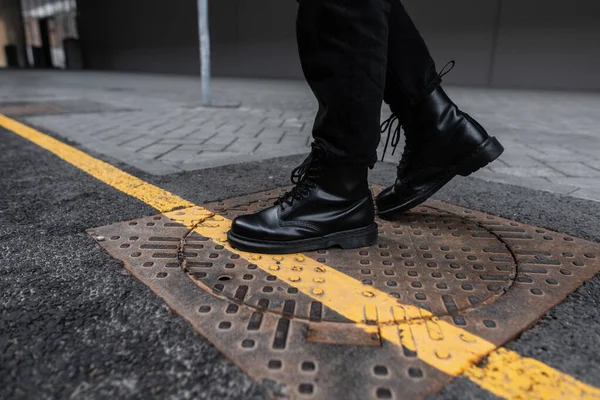 Модный Молодой Человек Винтажных Кожаных Черных Сапогах Модных Джинсах Стоит — стоковое фото