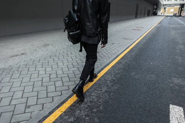 Современный Молодой Человек Стильной Куртке Винтажных Джинсах Кожаных Модных Сапогах — стоковое фото