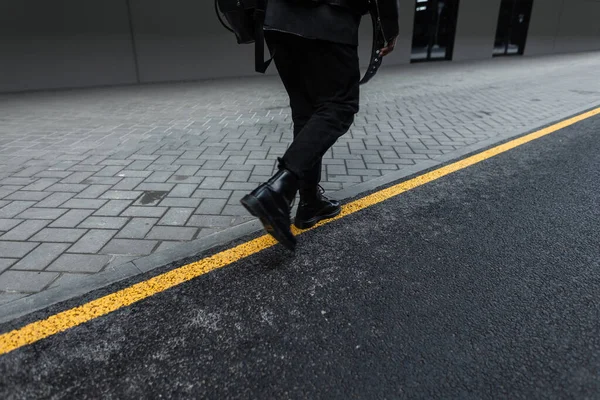 Улице Прогуливается Модный Молодой Человек Стильной Куртке Винтажных Джинсах Кожаных — стоковое фото