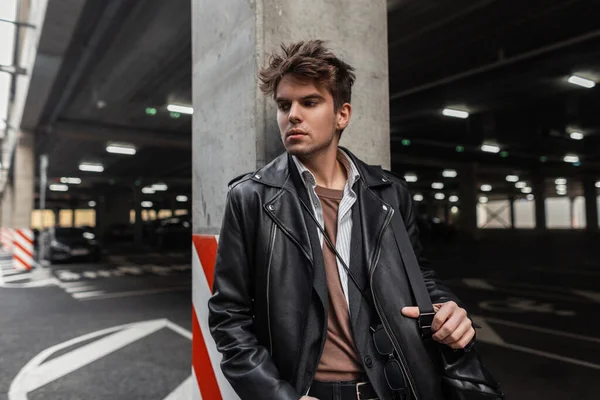Όμορφος Ευρωπαίος Νεαρός Άνδρας Στη Μόδα Της Νεολαίας Υπερμεγέθη Ρούχα — Φωτογραφία Αρχείου