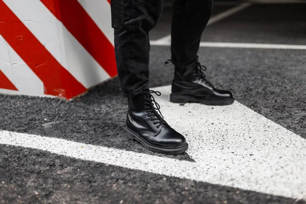 Primer Plano Las Botas Cuero Moda Temporada Las Piernas Los — Foto de Stock