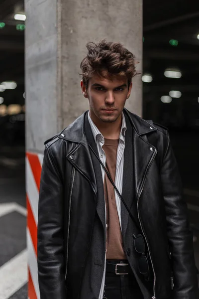 Portrait Élégant Jeune Homme Séduisant Hipster Avec Une Coiffure Mode — Photo