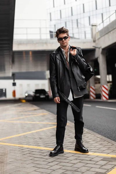 Moderno Moderno Jovem Hipster Homem Moda Jovem Roupas Pretas Óculos — Fotografia de Stock