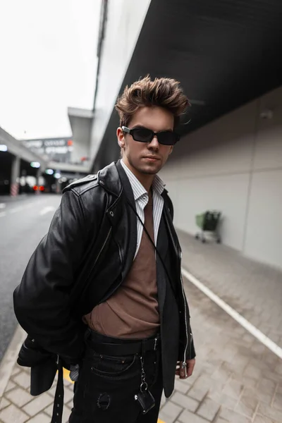 Joven Hipster Moda Estadounidense Gafas Sol Una Chaqueta Cuero Negro — Foto de Stock