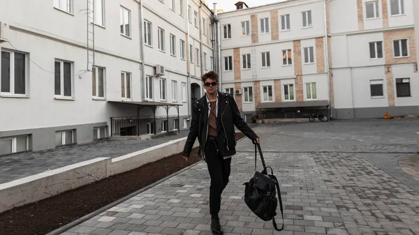 선글라스 빈티지 거리를 선수가 유행하는 모델은 산책을 즐긴다 — 스톡 사진