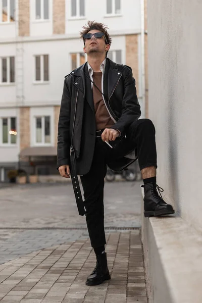 Elegante Jovem Hipster Homem Óculos Escuros Moda Uma Jaqueta Preta — Fotografia de Stock