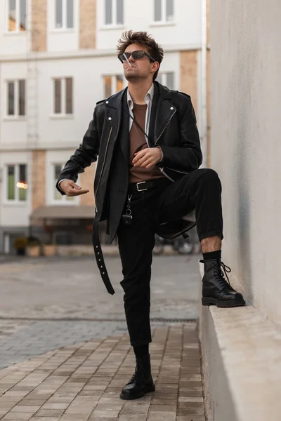 Młody Fajny Hipster Modnych Czarnych Ubraniach Modnych Okularach Przeciwsłonecznych Pali — Zdjęcie stockowe