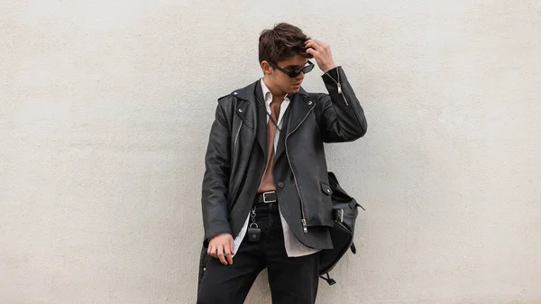 Joven Hombre Hipster Americano Gafas Sol Con Estilo Una Chaqueta — Foto de Stock