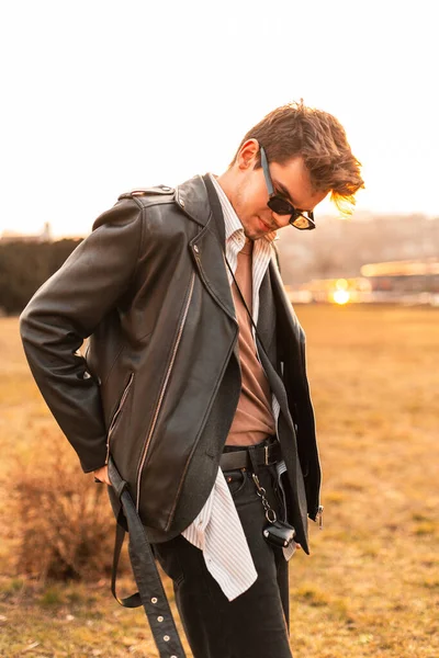 Американский Молодой Человек Модель Стильных Солнцезащитных Очках Моде Кожаная Черная — стоковое фото
