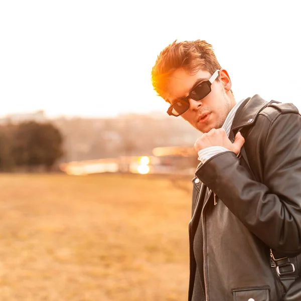Modny Model Młody Człowiek Stylowych Okularach Przeciwsłonecznych Skórzanej Czarnej Kurtce — Zdjęcie stockowe
