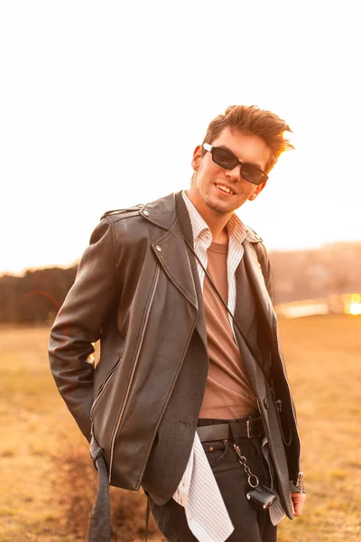 Mladý Šťastný Hipster Muž Retro Slunečních Brýlích Účesem Módní Kožené — Stock fotografie