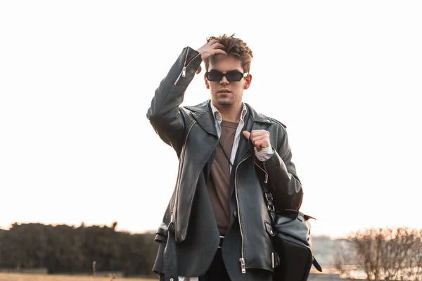 Coole Brutale Junge Mann Hipster Mit Vintage Sonnenbrille Modischer Übergröße — Stockfoto