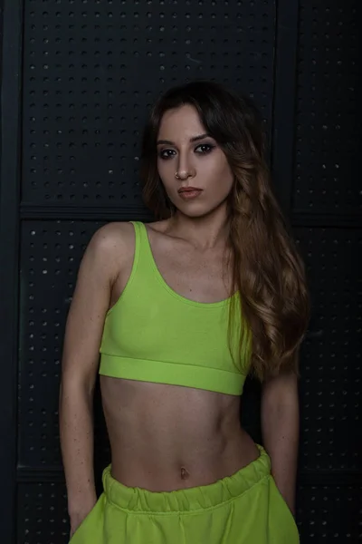 Şık Açık Yeşil Pantolonlu Mükemmel Vücutlu Modern Genç Kadın Stüdyodaki — Stok fotoğraf