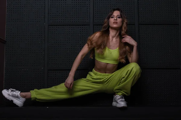 Bastante Joven Modelo Mujer Deportiva Elegante Chándal Verde Claro Zapatillas —  Fotos de Stock