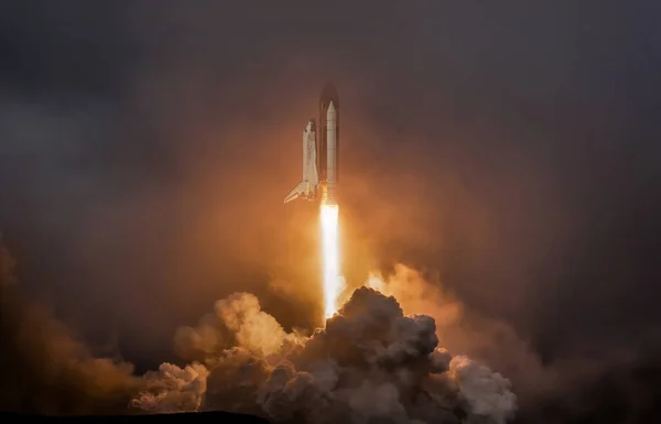 Raketenstart Shuttle Raumschiff Startet Den Wolkenhimmel Raumschiff Beginnt Die Mission — Stockfoto