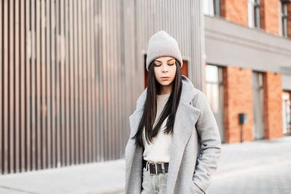 Mujer Morena Joven Moda Bonita Sombrero Punto Con Estilo Los — Foto de Stock