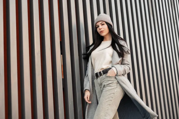 Joven Mujer Morena Moda Con Pelo Largo Elegante Abrigo Gris —  Fotos de Stock