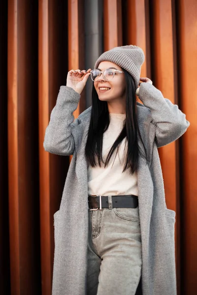 Mulher Hipster Jovem Alegre Bonita Com Sorriso Bonito Roupas Moda — Fotografia de Stock