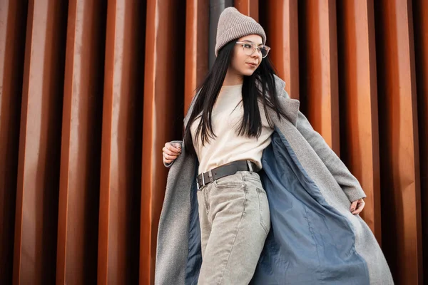 Щаслива Молода Жінка Модному Пальто Стильному Язаному Капелюсі Модних Окулярах — стокове фото