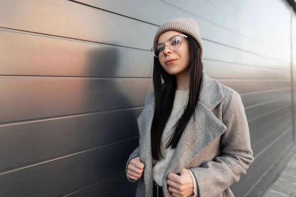 Mujer Joven Bastante Elegante Sombrero Punto Moda Abrigo Moda Gafas — Foto de Stock