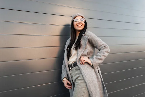 Atractiva Mujer Hipster Feliz Joven Con Sonrisa Positiva Sombrero Punto — Foto de Stock