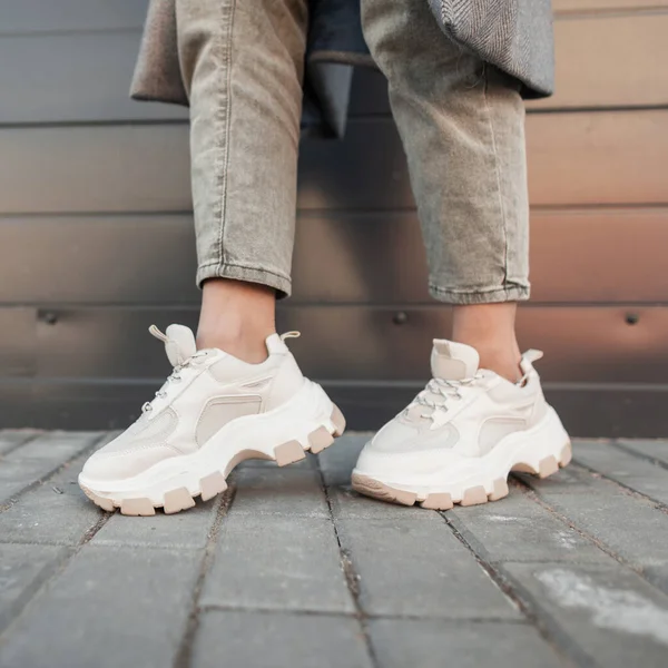 Mujer Joven Moderna Jeans Elegantes Zapatillas Deporte Juveniles Moda Encuentra — Foto de Stock