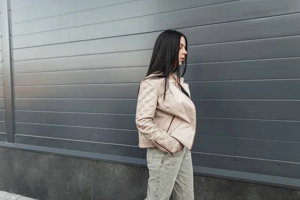 Mujer Morena Joven Americana Elegante Chaqueta Cuero Gran Tamaño Jeans —  Fotos de Stock